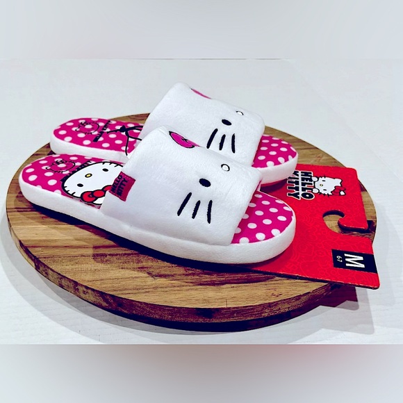 Hello Kitty Women’s M6-7 Pink & White Slippers - NWT - Fast Shipping - Picture 2 of 8